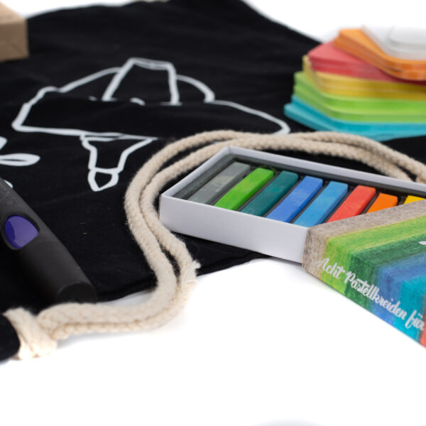 Product image of Meeting leaders maxi kit, including outliner and marker pens, artist tape, chalk pastels, stick-it paper, refill ink, tissues and voting dots - sold by Inky Thinking UK as official Neuland reseller